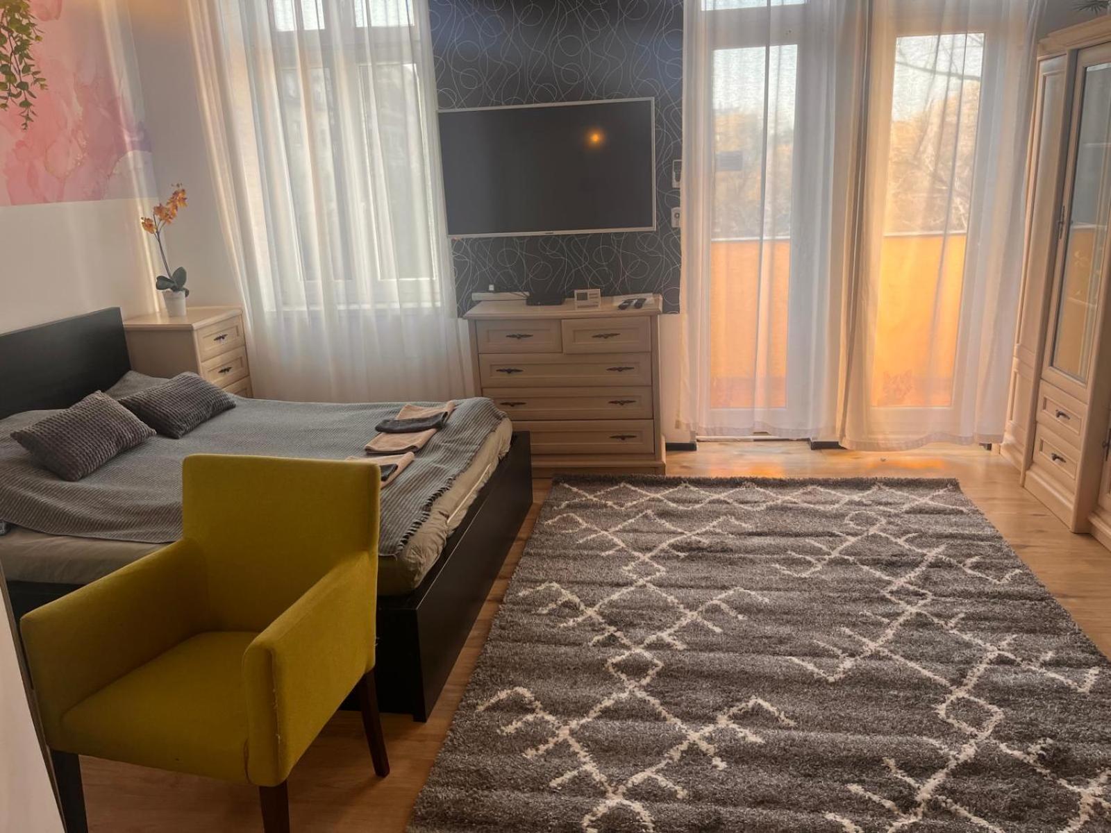 Kalvaria With Balcony, Free Parking And Ac Будапеща Екстериор снимка